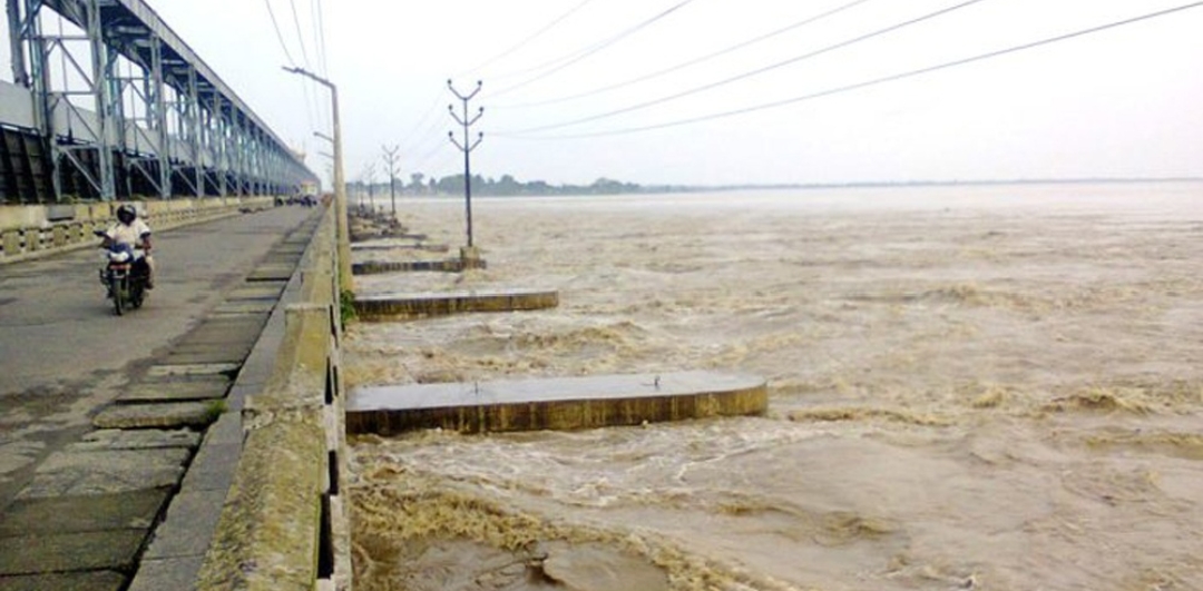 सप्तकोसीमा पानीको बहाव बढ्यो, ब्यारेजमा बल्यो रातो बत्ती