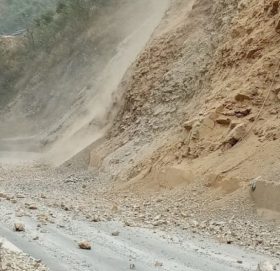 नारायणगढ–मुग्लिन सडक खण्डका विभिन्न ठाउँमा पहिरो खस्दा आवागमन प्रभावित