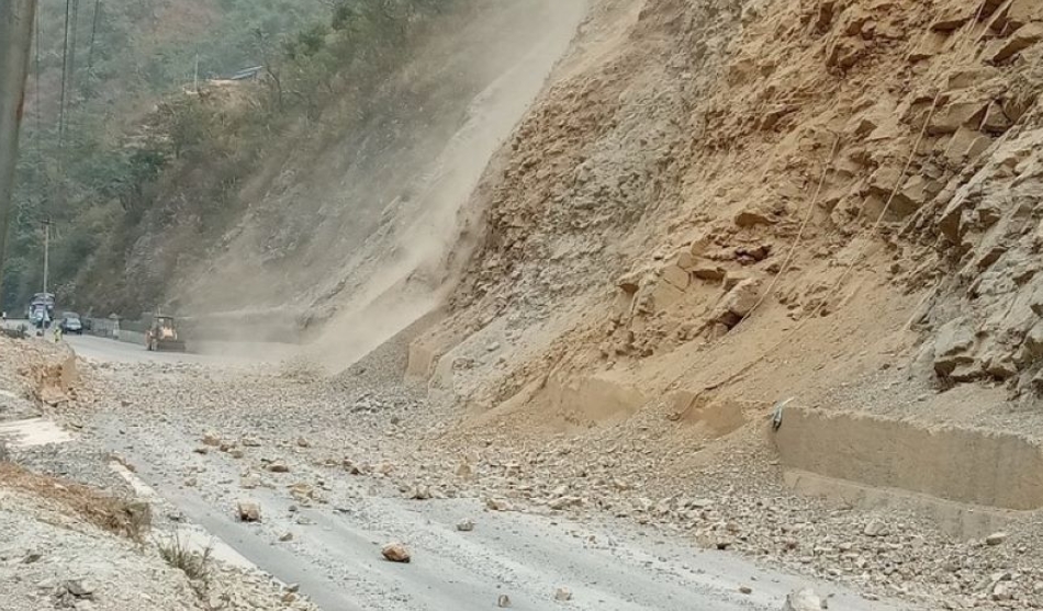 नारायणगढ–मुग्लिन सडक खण्डका विभिन्न ठाउँमा पहिरो खस्दा आवागमन प्रभावित