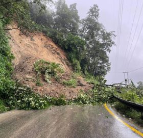 पहिरोका कारण डेढ दर्जनभन्दा बढी सडक अवरुद्ध, सवारी आवागमन प्रभावित