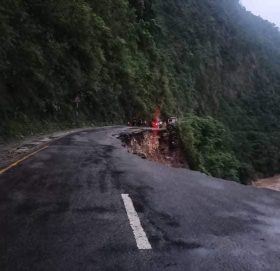 आँबुखैरेनी नजिक सडक भासिएको ठाउँमा दुई पुरुषको शव फेला