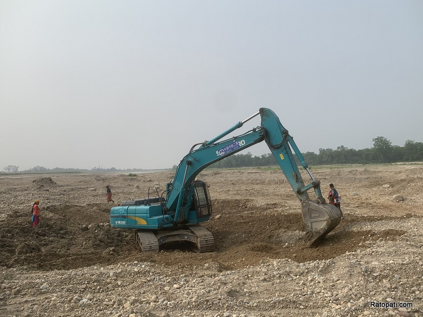 स्थानीय प्रशासन र जनप्रतिनिधिको मिलेमतोमा चुरे दोहन