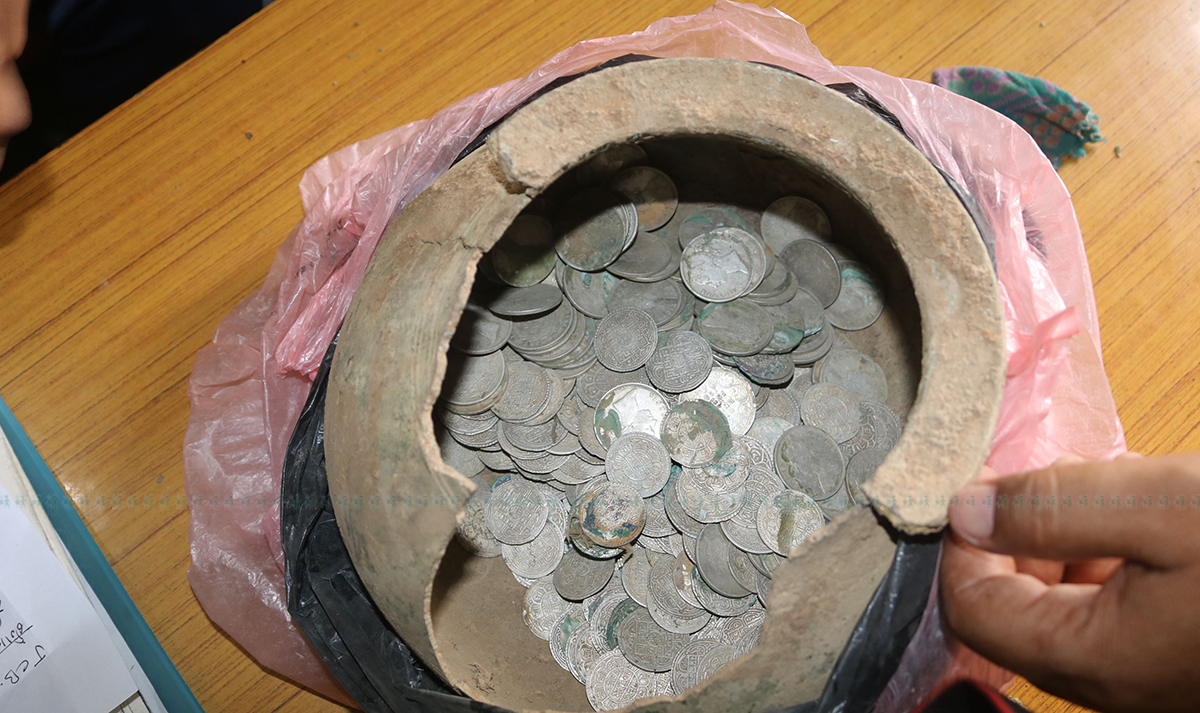 बाटो खन्ने क्रममा एक कसौडी चाँदीका सिक्का भेटाउने जेसिबी चालक छुटे