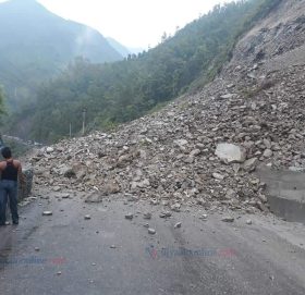 नौबिसे-मुग्लिन र मुग्लिन-नारायणगढ सडक खण्डमा फेरि पहिरो, सडक ठप्प