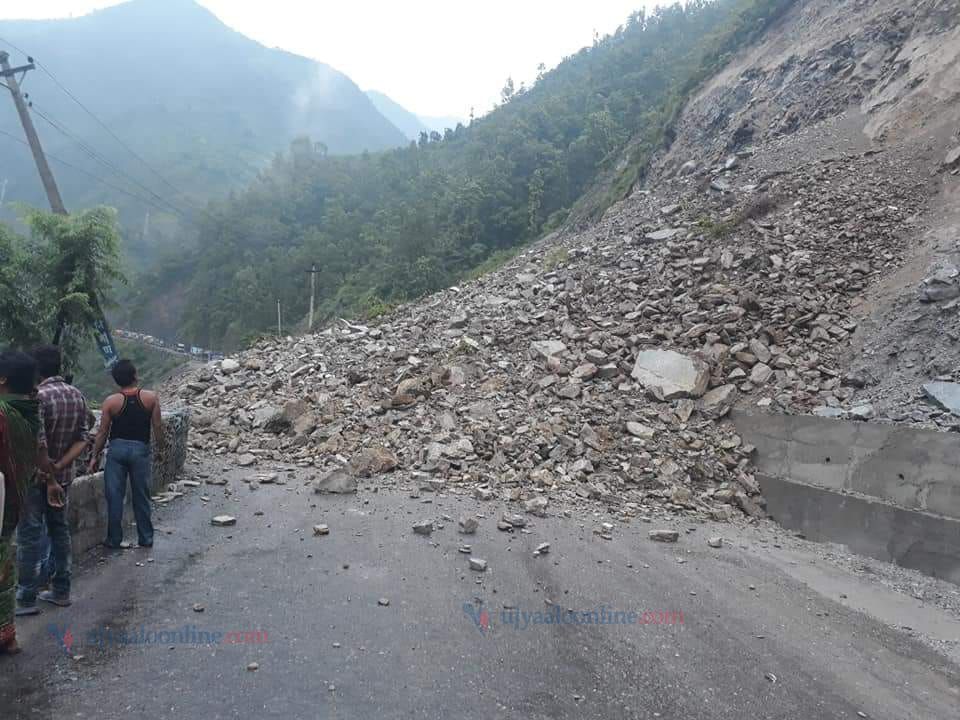 नौबिसे-मुग्लिन र मुग्लिन-नारायणगढ सडक खण्डमा फेरि पहिरो, सडक ठप्प