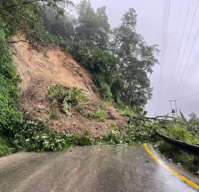 पहिरोका कारण पूर्व–पश्चिम राजमार्ग अवरुद्ध