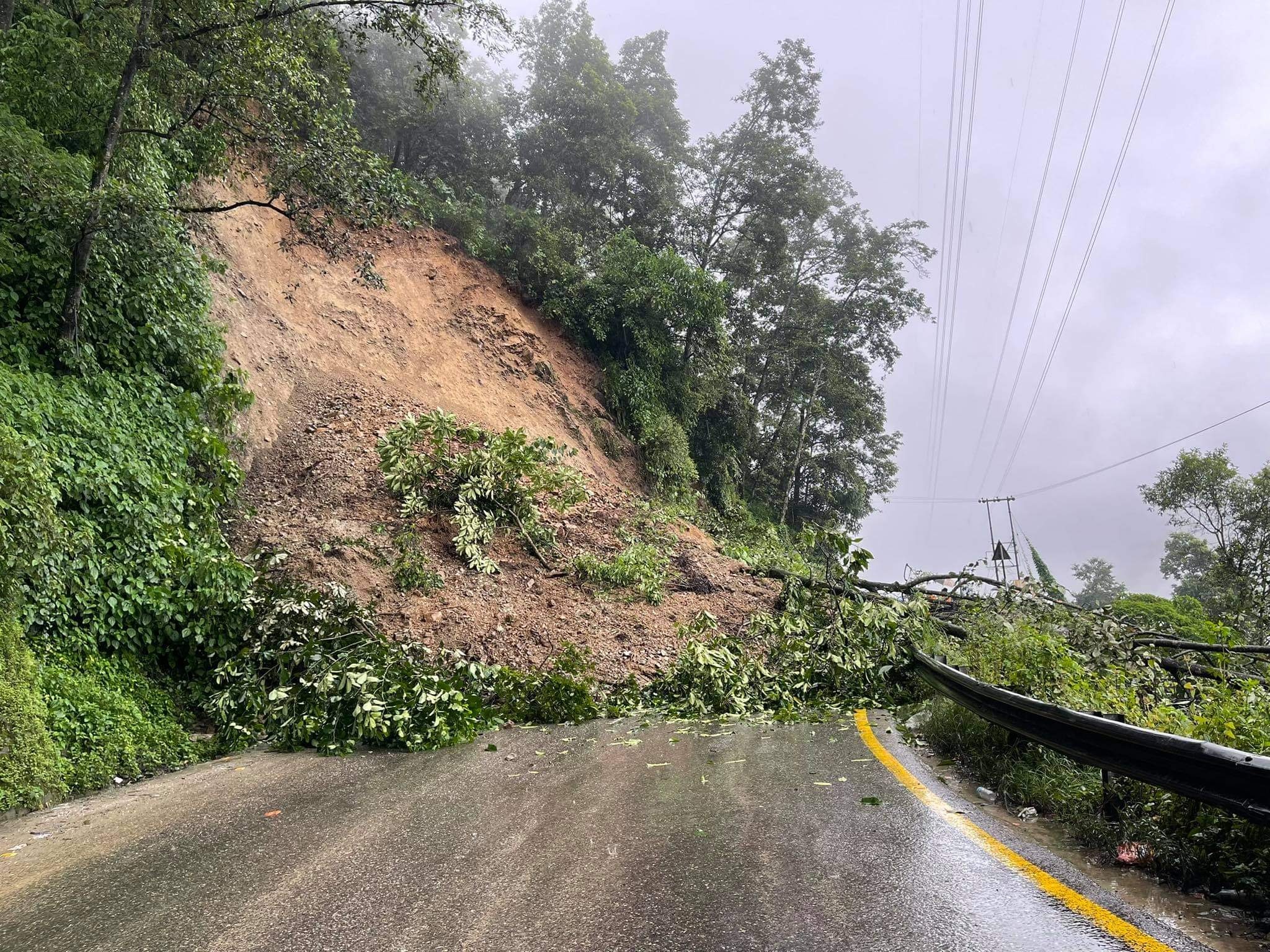 पहिरोका कारण पूर्व–पश्चिम राजमार्ग अवरुद्ध