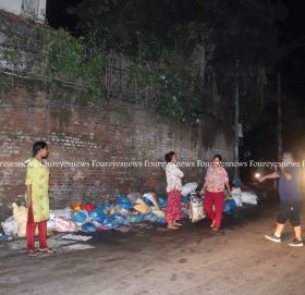 जनप्रतिनिधिको छड्के-लुकिलुकी फोहर फाल्ने स्थानीय रङ्गेहात पक्राउ