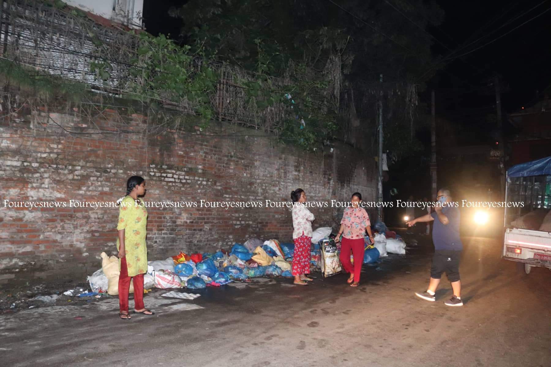 जनप्रतिनिधिको छड्के-लुकिलुकी फोहर फाल्ने स्थानीय रङ्गेहात पक्राउ