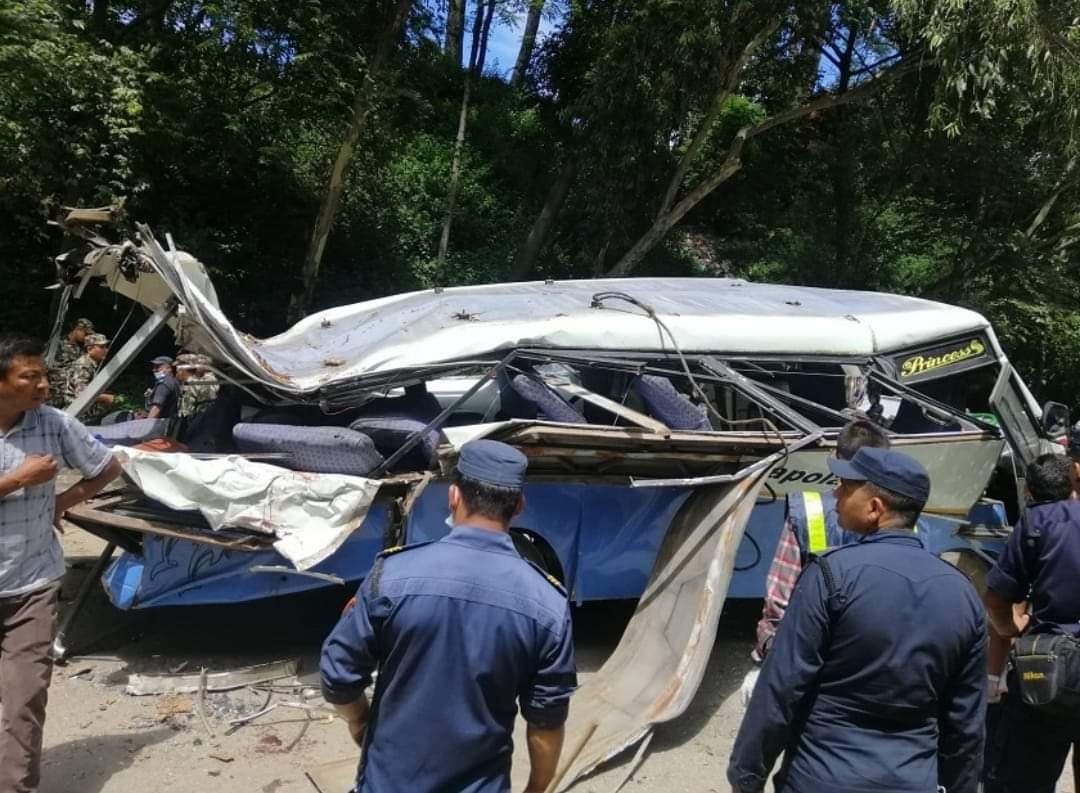भक्तपुरको सल्लाघारीमा रुख ढलेर बस र स्कुटरलाई किच्यो, तीनजनाको मृत्यु, दर्जन बढी घाइते