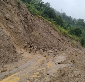 बाढीले मेलम्ची–हेलम्बु सडक अवरुद्ध