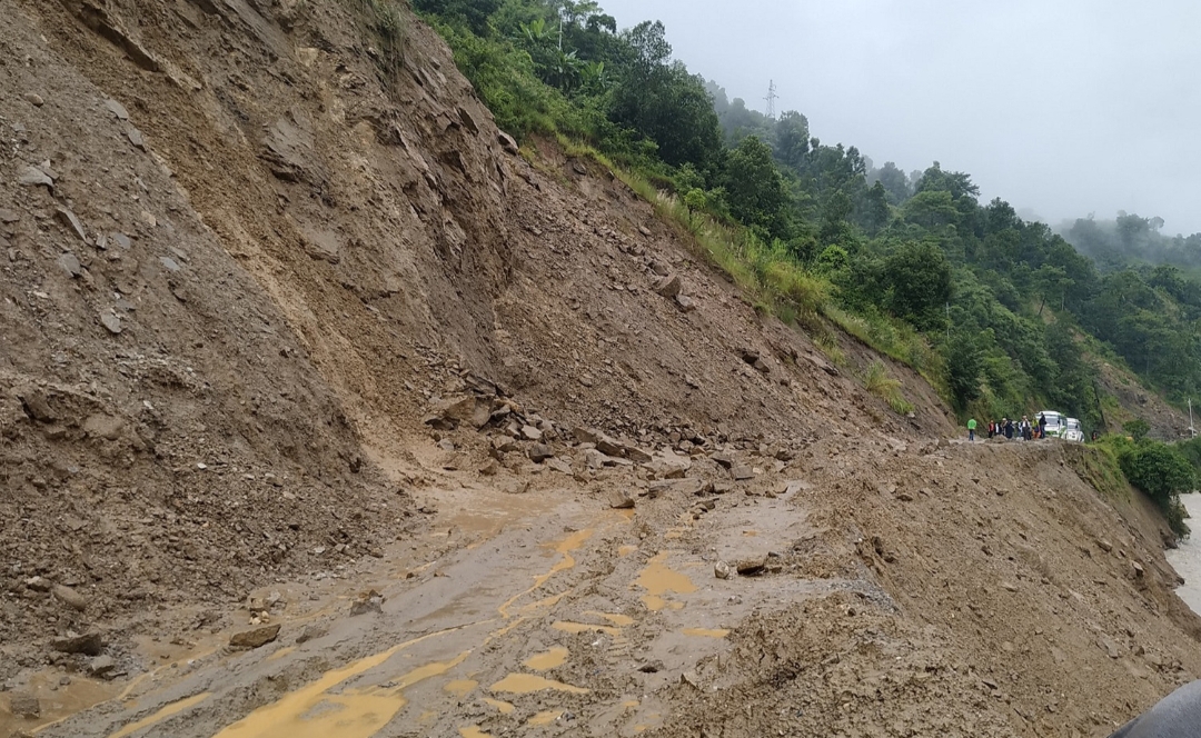 बाढीले मेलम्ची–हेलम्बु सडक अवरुद्ध