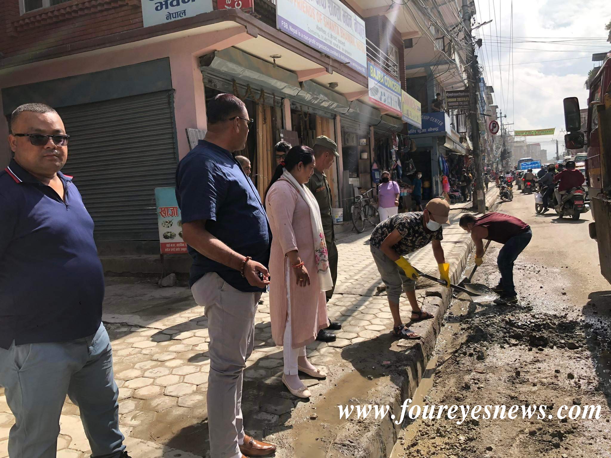 गोकर्नेश्वर-५ का मुख्य सडक पेटि किनारको फोहोर सफाइ