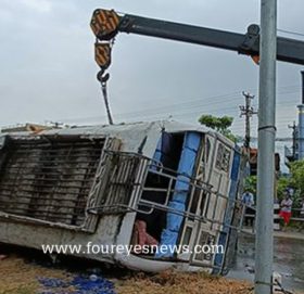 सडकमा नै पल्टियो माक्रो बस, ६ जना घाइते