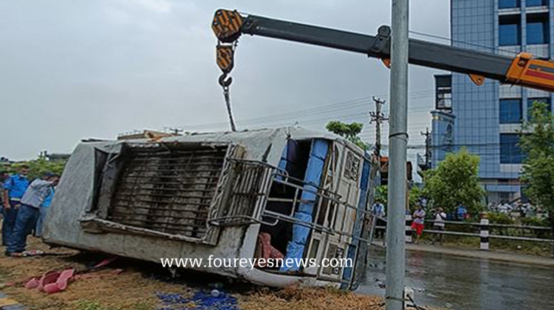 सडकमा नै पल्टियो माक्रो बस, ६ जना घाइते