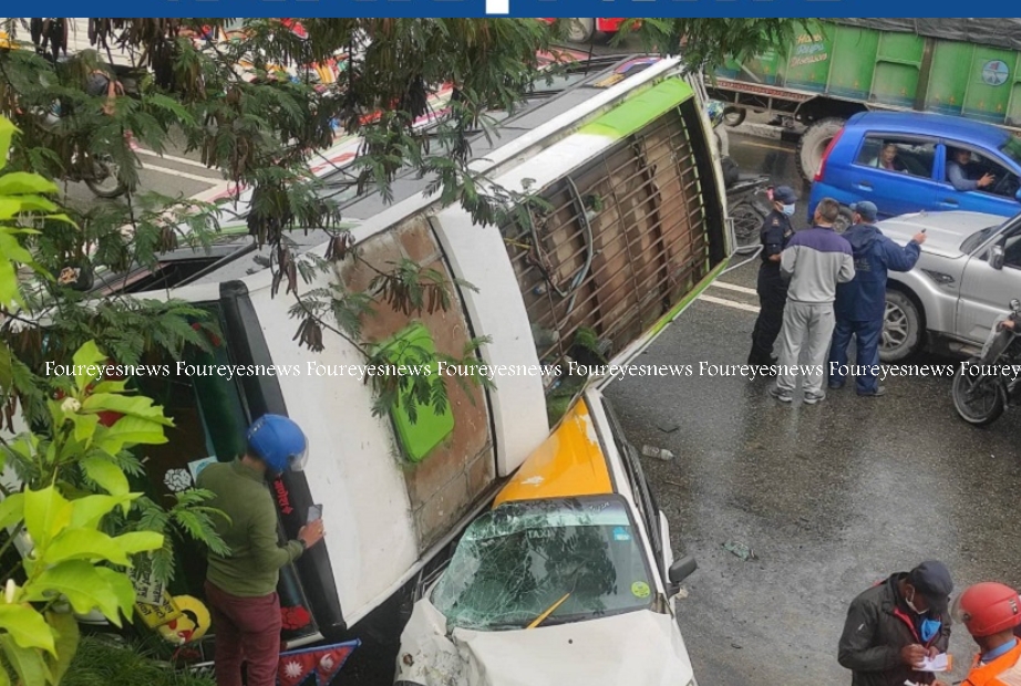 ललितपुरमा ट्याक्सीमाथि बस पल्टियो