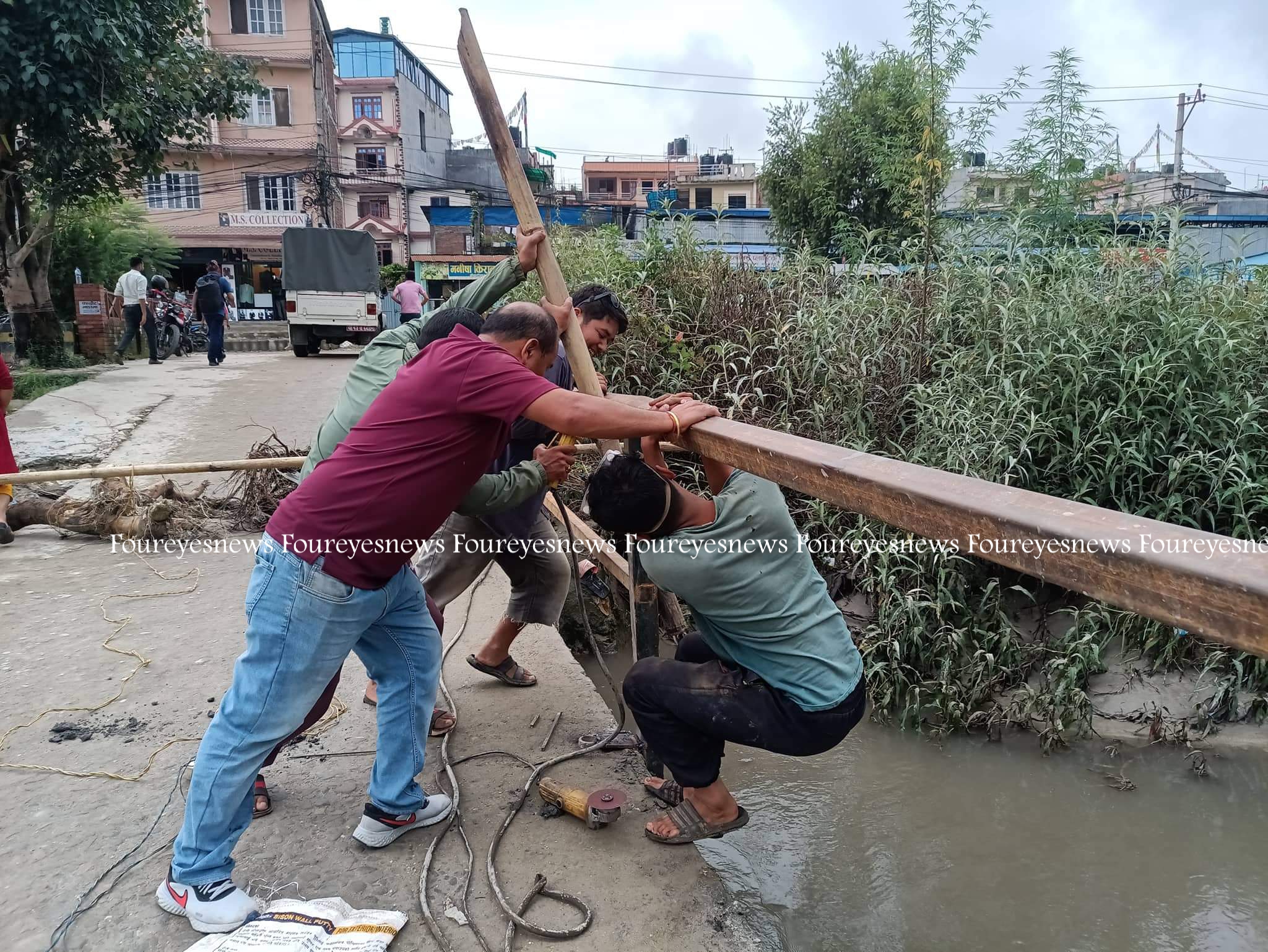 गोनपा-८ वडाअध्य्क्षको निर्देशनमा र कार्यवाहक वडाध्यक्ष चन्द्रलाल श्रेष्ठको पहलमा बाडीप्रभावित पूल मर्मत