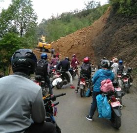 पहिरोले मध्यपहाडी लोकमार्ग अवरुद्ध