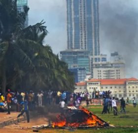 श्रीलंकामा कर्फ्यू हटाइयो, प्रदर्शनकारीद्वारा प्रधानमन्त्री कार्यलयमा आक्रमण