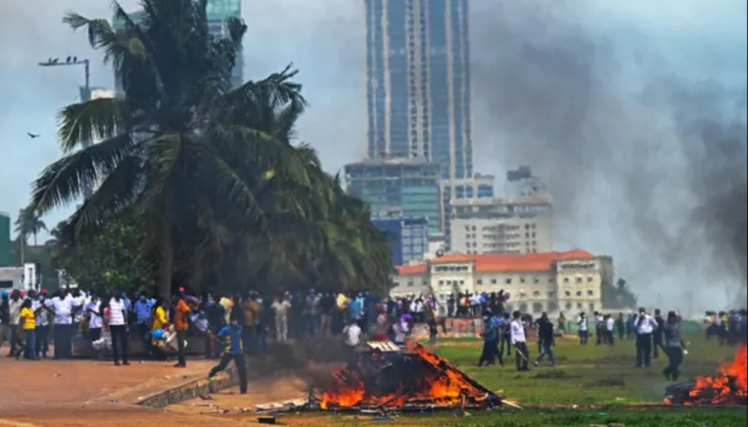 श्रीलंकामा कर्फ्यू हटाइयो, प्रदर्शनकारीद्वारा प्रधानमन्त्री कार्यलयमा आक्रमण
