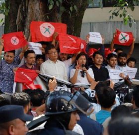 गभर्नर अधिकारीको बर्खास्ती माग गर्दै वालुवाटारमा प्रदर्शन