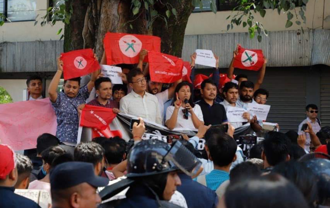 गभर्नर अधिकारीको बर्खास्ती माग गर्दै वालुवाटारमा प्रदर्शन