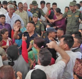 वडाध्यक्षलाई पोखरीमा चोबल्ने डीएसपीलाई कारवाही गर्न माग