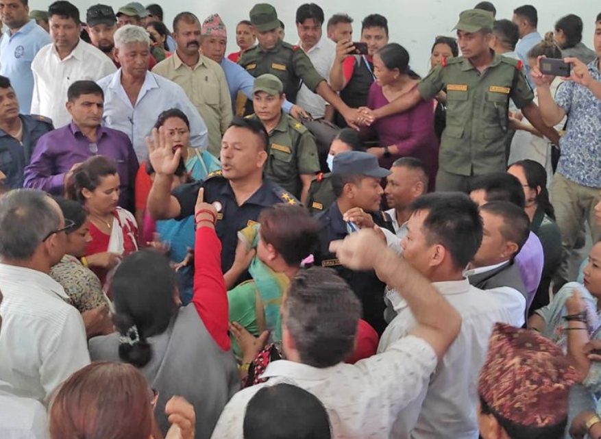 वडाध्यक्षलाई पोखरीमा चोबल्ने डीएसपीलाई कारवाही गर्न माग