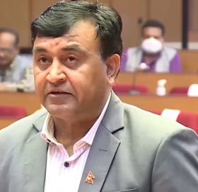 भट्टराईको प्रश्न – गृहमन्त्रीज्यू, जनप्रतिनिधिलाई घोक्य्राएर पोखरीमा चोबल्नु कुन लोकतन्त्र हो ?