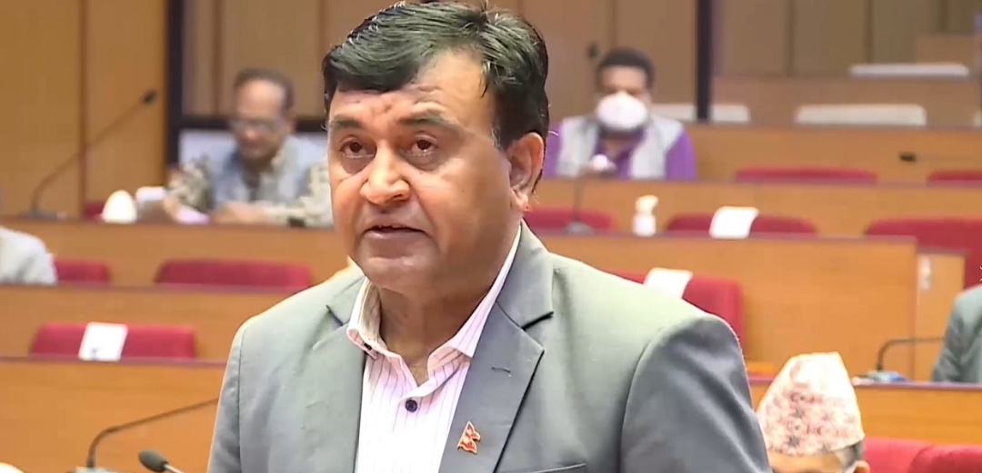 भट्टराईको प्रश्न – गृहमन्त्रीज्यू, जनप्रतिनिधिलाई घोक्य्राएर पोखरीमा चोबल्नु कुन लोकतन्त्र हो ?