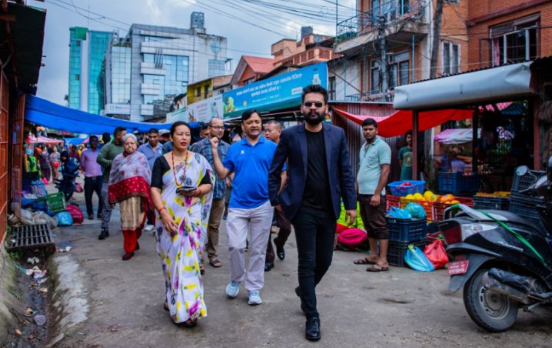 काठमाडौंका मेयर बालेन वडाको निरीक्षणमा व्यस्त