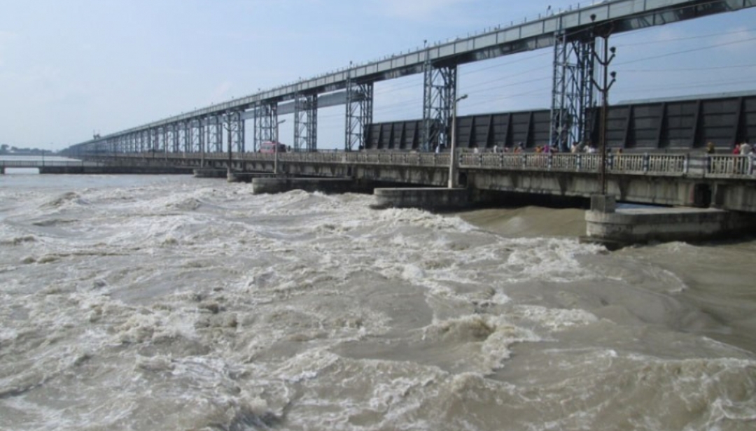 महाकाली नदीमा पानीको बहाव बढेपछि सवारी आवागमन बन्द