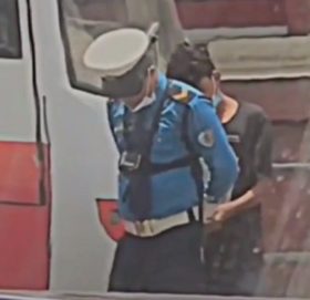 ट्राफिक र सहचालकको भाइरल भिडियो : वास्तविकता के हो ?