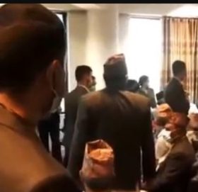 प्रधानमन्त्री देउवा सहभागी कार्यक्रममा एक युवाले गरे विरोध प्रदर्शन