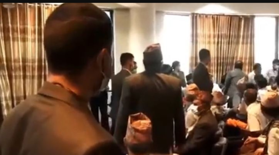 प्रधानमन्त्री देउवा सहभागी कार्यक्रममा एक युवाले गरे विरोध प्रदर्शन