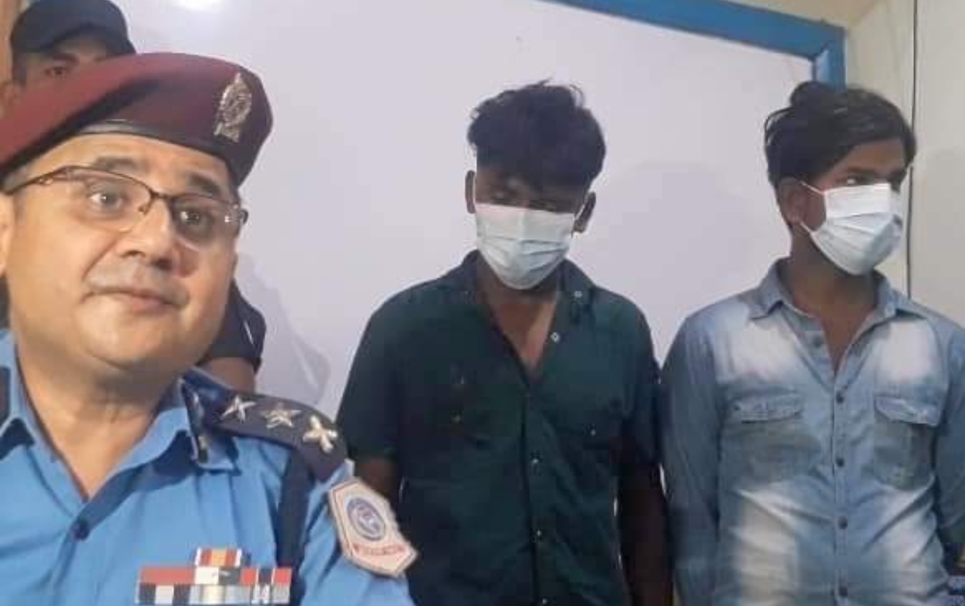 दिनदहाडै पैसा लुटेर भागेका दुई युवा पक्राउ