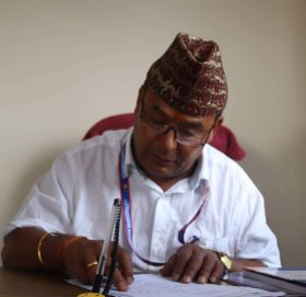 गोकर्णेश्वोर -८ का कार्यवाहक वडा अध्यक्षमा चन्द्रलाल श्रेष्ठ