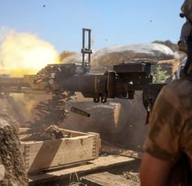 युक्रेनी हमलामा २ सय रुसी सेना मारिएको दाबी ✍️: टिभी अन्नपूर्ण 🕒 प्रकाशित: भदौ १२, २०७९  12 Shares facebook sharing buttontwitter sharing buttonmessenger sharing buttonsharethis sharing button मस्को । रुसले कब्जा गरेको क्षेत्र लुहान्स्कमा रहेको आधार शिविरमा भएको युक्रेनी मिसाइल हमलामा २ सय रुसी प्याराट्रुप्स मारिएको स्थानीय नेताले दाबी गरेका छन् । पूर्वी युक्रको कादिभ्का सहरमा रहेको मुख्यालयमा भएको रुसी हमलामा उनीहरू मारिएका लुहान्स्का गभर्नर सेर्ही गैडाइले जानकारी दिए ।  विस्फोटबारे सेयर गरिएको एउटा भिडियोमा रुसी सेनाले आधारको रूपमा प्रयोग गरेको होटलको भग्नावशेष देख्न सकिन्छ ।  उनले फेसबुकमा लेखेका छन्, ‘अस्थायी रूपमा कब्जा गरिएको कादिभका, लुहान्स्क क्षेत्रमा, युक्रेनी सैनिकहरूले रुसीहरूको आधारलाई ध्वस्त पारे । ’ आक्रमण करिब २०० रुसी प्याराट्रुप्स मारिएका उनले बताए ।  युक्रेनमाथि रुसले हमला गरेको ६ महिना पूरा भएको छ । हमलामा दुबै देशका सयौँ सैनिकको मृत्यु भएको छ ।