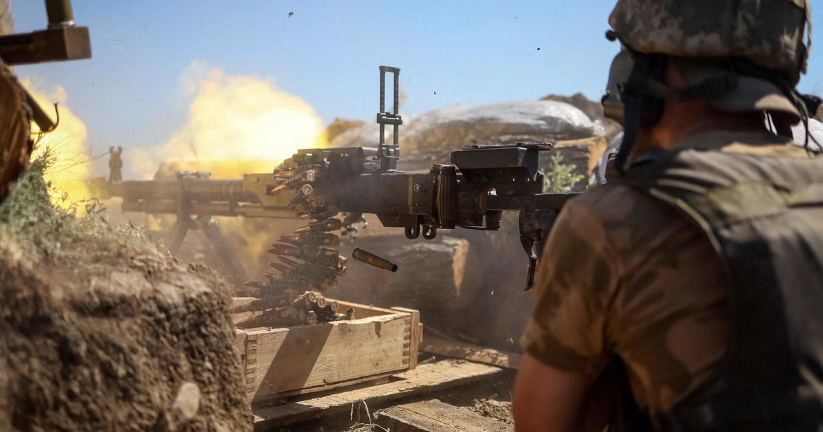 युक्रेनी हमलामा २ सय रुसी सेना मारिएको दाबी ✍️: टिभी अन्नपूर्ण 🕒 प्रकाशित: भदौ १२, २०७९  12 Shares facebook sharing buttontwitter sharing buttonmessenger sharing buttonsharethis sharing button मस्को । रुसले कब्जा गरेको क्षेत्र लुहान्स्कमा रहेको आधार शिविरमा भएको युक्रेनी मिसाइल हमलामा २ सय रुसी प्याराट्रुप्स मारिएको स्थानीय नेताले दाबी गरेका छन् । पूर्वी युक्रको कादिभ्का सहरमा रहेको मुख्यालयमा भएको रुसी हमलामा उनीहरू मारिएका लुहान्स्का गभर्नर सेर्ही गैडाइले जानकारी दिए ।  विस्फोटबारे सेयर गरिएको एउटा भिडियोमा रुसी सेनाले आधारको रूपमा प्रयोग गरेको होटलको भग्नावशेष देख्न सकिन्छ ।  उनले फेसबुकमा लेखेका छन्, ‘अस्थायी रूपमा कब्जा गरिएको कादिभका, लुहान्स्क क्षेत्रमा, युक्रेनी सैनिकहरूले रुसीहरूको आधारलाई ध्वस्त पारे । ’ आक्रमण करिब २०० रुसी प्याराट्रुप्स मारिएका उनले बताए ।  युक्रेनमाथि रुसले हमला गरेको ६ महिना पूरा भएको छ । हमलामा दुबै देशका सयौँ सैनिकको मृत्यु भएको छ ।