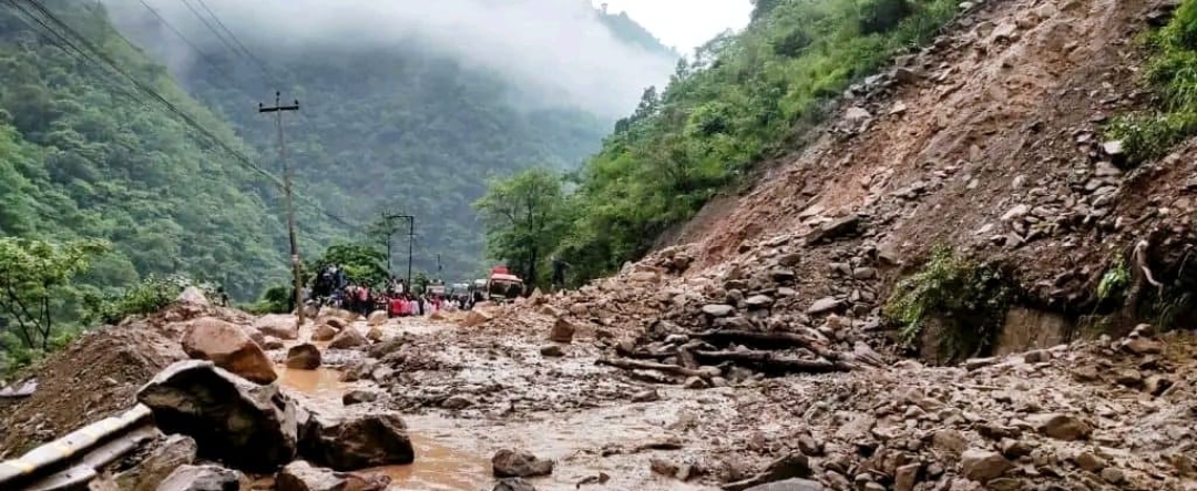 नारायणगढ–मुग्लिङ सडक खण्डमा फेरि पहिरो