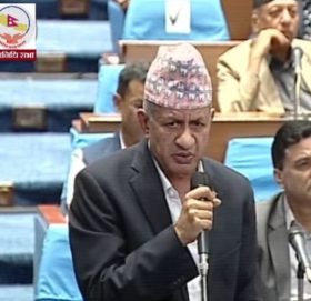 पेट्रोलियम पदार्थको मूल्य घटाउन एमालेकाे माग