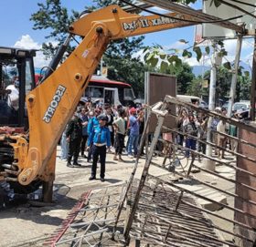 काठमाडौं मलको अनधिकृत संरचनामा महानगरले चलायो डोजर