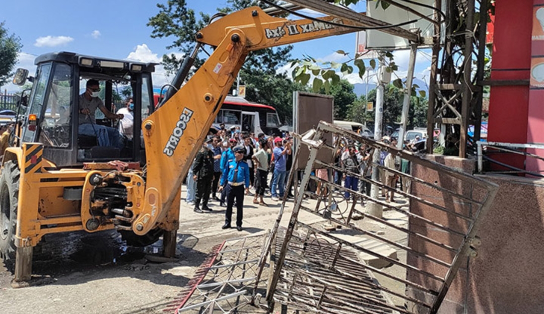 काठमाडौं मलको अनधिकृत संरचनामा महानगरले चलायो डोजर