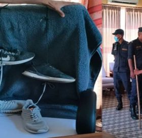 उपकुलपतिको कुर्सीलाई जुत्ताको माला