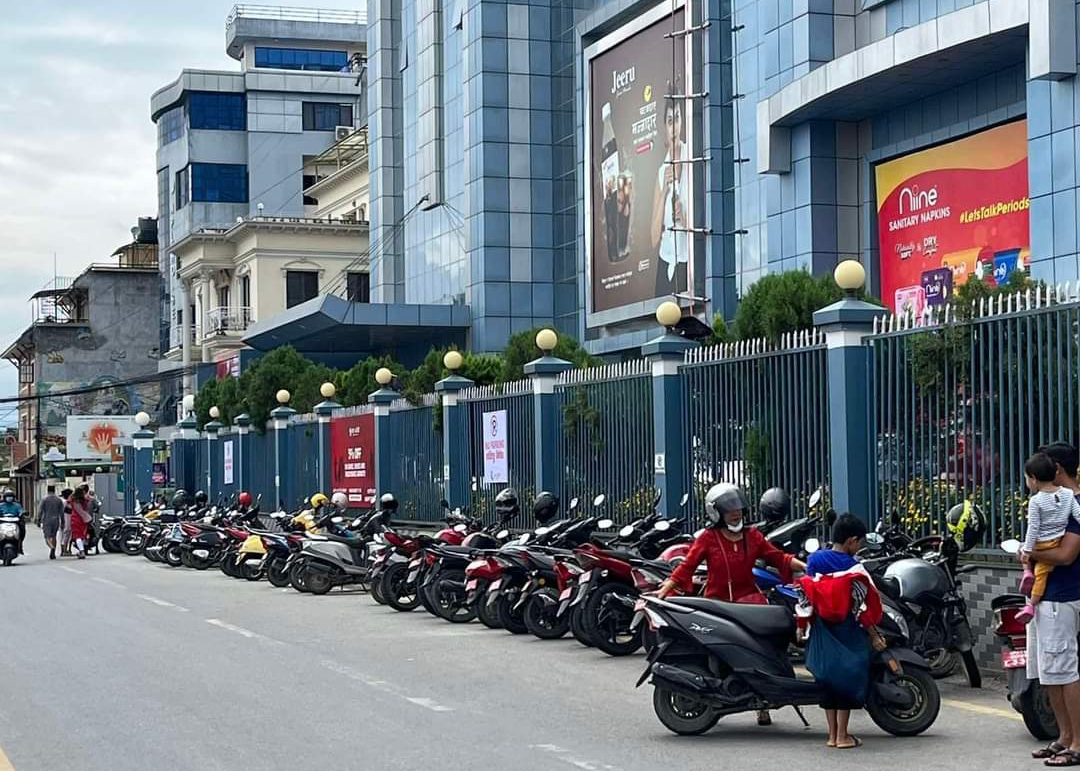 पुल्चोकको भाटभटेनी सुपरमार्केट अगाडि सडकमा मोटरसाइकल पार्किङ, अन्डरग्राउन्ड रित्तै