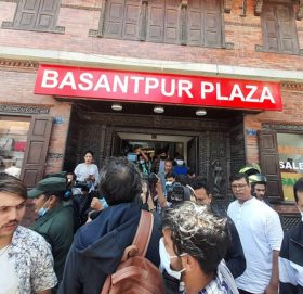 बसन्तपुर प्लाजाको बेसमेन्ट खाली गराउँदै महानगरको टोली