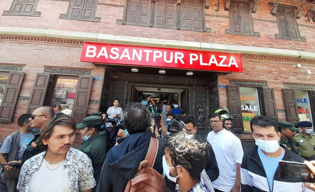 बसन्तपुर प्लाजाको बेसमेन्ट खाली गराउँदै महानगरको टोली
