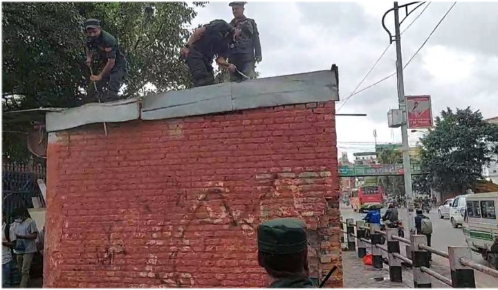 भोटाहिटी–रत्नपार्कका अवैध संरचना भत्काउन सुरु