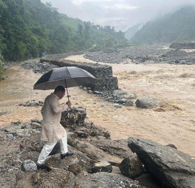 शनिबारदेखि परिरहेको अविरल वर्षाले जिल्लाको विभिन्न स्थानमा क्षति पुर्याएको छ। भारी वर्षाको कारण नदीले ठाउँ–ठाउँमा धार परिवर्तन गर्दा मेलम्चीमा नदी नियन्त्रण तथा क्षति न्यूनीकरणका लागि गरिएका प्रयास असफल भएका छन्।  बाढीले मेलम्ची, हेलम्बु, पाँचपोखरीलगायतका गाउँ–गाउँका सडक अवरुद्ध भएका छन्। अहिले हेलम्बुको खेतका फाँटबाट नदी बगिरहेको छ भने ठाउँ–ठाउँमा सडकैसडक खोला बगिरहेको छ।  यसले गर्दा यातायातका साधन बाटोमै अलपत्र परेका छन्। नजिकिएको तिजका कारण माइत हिँडेका चेली र अन्य सर्वसाधारणका कारण भरिभराउ रहेका यातायातका साधन बीच बाटोमै रोकिँदा यात्रुलाई सकस भइरहेको छ। मेलम्चीको सिमखेत, हेलम्बुको विभिन्न स्थान, पाँचपाखेरीको राम्चे, भोताङ र गुन्सालगायतका बाटो अहिले अवरुद्ध भएका छन्।  मेलम्ची नगरपालिकाका प्रमुख आइतमान तामाङ सहित पाँचपोखरी थाङ्पाल, हेलम्बु, इन्द्रावती गाउँपालिकाका अध्यक्ष क्रमशःटासी लामा, निमा ग्याल्जेन शेर्पा र झम्क नेपालले संयुक्त रुपमा पहिरो, खहरे खोला, नदी तटीय तथा जोखिमयुक्त स्थानमा नबस्न र सावधानी अपनाउन आग्रह गरेका छन्।  गत वर्ष आएको बाढीका कारण हेलम्बु, मेलम्ची, इन्द्रावतीका केही भेग र पाँचपोखरी थाङ्पाल गाउँपालिकाकाको नदीतटीय क्षेत्रमा करोडौँको क्षति गरेको थियो। यसकारण पनि धेरै मानिस विगत दोहोरिएला भन्ने पिरलोमा देखिन्छन्।