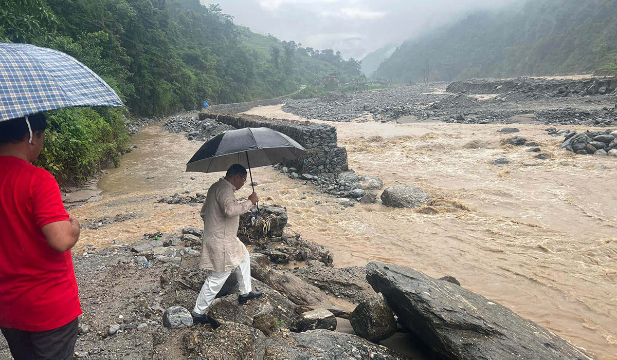 शनिबारदेखि परिरहेको अविरल वर्षाले जिल्लाको विभिन्न स्थानमा क्षति पुर्याएको छ। भारी वर्षाको कारण नदीले ठाउँ–ठाउँमा धार परिवर्तन गर्दा मेलम्चीमा नदी नियन्त्रण तथा क्षति न्यूनीकरणका लागि गरिएका प्रयास असफल भएका छन्।  बाढीले मेलम्ची, हेलम्बु, पाँचपोखरीलगायतका गाउँ–गाउँका सडक अवरुद्ध भएका छन्। अहिले हेलम्बुको खेतका फाँटबाट नदी बगिरहेको छ भने ठाउँ–ठाउँमा सडकैसडक खोला बगिरहेको छ।  यसले गर्दा यातायातका साधन बाटोमै अलपत्र परेका छन्। नजिकिएको तिजका कारण माइत हिँडेका चेली र अन्य सर्वसाधारणका कारण भरिभराउ रहेका यातायातका साधन बीच बाटोमै रोकिँदा यात्रुलाई सकस भइरहेको छ। मेलम्चीको सिमखेत, हेलम्बुको विभिन्न स्थान, पाँचपाखेरीको राम्चे, भोताङ र गुन्सालगायतका बाटो अहिले अवरुद्ध भएका छन्।  मेलम्ची नगरपालिकाका प्रमुख आइतमान तामाङ सहित पाँचपोखरी थाङ्पाल, हेलम्बु, इन्द्रावती गाउँपालिकाका अध्यक्ष क्रमशःटासी लामा, निमा ग्याल्जेन शेर्पा र झम्क नेपालले संयुक्त रुपमा पहिरो, खहरे खोला, नदी तटीय तथा जोखिमयुक्त स्थानमा नबस्न र सावधानी अपनाउन आग्रह गरेका छन्।  गत वर्ष आएको बाढीका कारण हेलम्बु, मेलम्ची, इन्द्रावतीका केही भेग र पाँचपोखरी थाङ्पाल गाउँपालिकाकाको नदीतटीय क्षेत्रमा करोडौँको क्षति गरेको थियो। यसकारण पनि धेरै मानिस विगत दोहोरिएला भन्ने पिरलोमा देखिन्छन्।